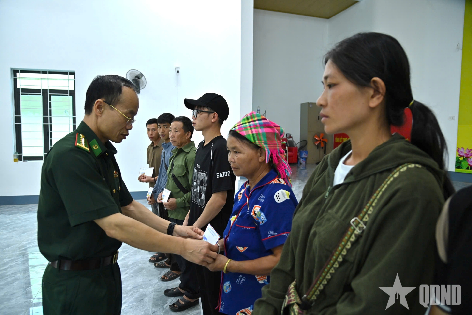 Bộ đội Biên phòng tỉnh Lai Châu trao quà hỗ trợ gia đình bị thiệt hại nặng do thiên tai